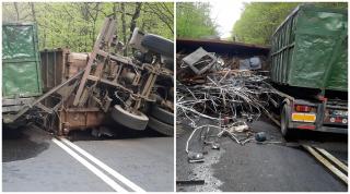 Un TIR încărcat cu fier vechi s-a răsturnat pe un drum din Braşov. La volan era un tânăr de 25 de ani