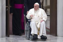 Papa Francisc a apărut în scaun cu rotile, pentru prima dată de la reapariţia problemelor la genunchi