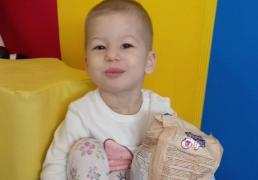 "Sara ne-a părăsit. A zburat în cer, dar a încetat să mai sufere". Lacrimi pentru o fetiţă româncă de doi ani, care a murit de cancer