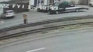 Bătrân filmat cum își dă foc în mijlocul unei străzi din Arad. Momentul de groază a fost surprins de camerele de supraveghere