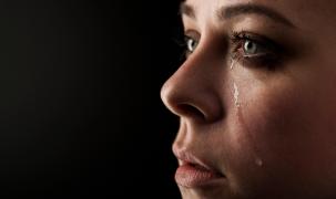 Şi-a aşteptat soţul să vină la ziua ei, dar nu a mai apărut. L-a găsit acasă, mort pe podea: „Am intrat în sufragerie și am gâfâit de groază"