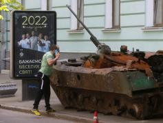 Ucraina a organizat o altfel de "paradă" pe 9 mai. Epavele unor tancuri şi transportoare blindate ruseşti, expuse pe o stradă din Kiev