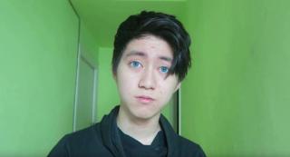 Vloggerul spaniol care a umilit un cerşetor român, condamnat definitiv. Bărbatul i-a dat omului fără adăpost să mănânce biscuiţi umpluţi cu pastă de dinţi