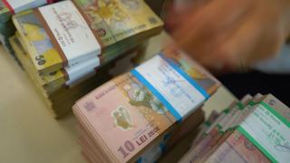 De mâine, românii pot cumpăra titluri de stat Tezaur la dobânzi record. Ce persoane sunt eligibile