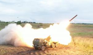 MApN anunţă că au avut loc trageri, în premieră, cu sistemul HIMARS din dotarea Armatei României. Sistemul, cerut cu insistenţă de ucraineni