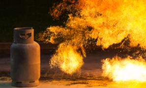 Explozie puternică urmată de incendiu din cauza unei butelii. în Sibiu