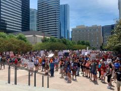 Mitinguri de amploare în SUA pentru schimbarea legislaţiei asupra armelor