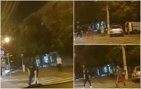 Trei bărbaţi s-au bătut pentru o fată pe o stradă în Galaţi. Un tânăr de 21 de ani a ajuns la spital