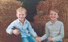 Un tată şi-a lăsat cei doi copii de 4 şi 7 ani să ardă de vii în maşina incendiată de el. Bărbatul s-a sinucis în spatele gratiilor în aşteptarea procesului, în Franţa