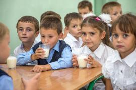 Elevi care beau lapte, la şcoală