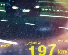 O tânără şoferiţă a rămas fără permisul luat în urmă cu o lună după ce a fost prinsă cu 197km/h. Reacţia Poliţiei: "Oprire la boxe, pentru penalizare"