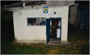 Femeia a fost răpită şi dusă într-o baracă