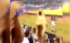 Un fan din Argentina, alături de câinele său, oferă cele mai tari bucurii la meciurile de fotbal
