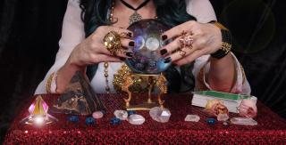 Un bărbat din Caraş-Severin a fost înşelat cu 3.200 de lei de o clarvăzătoare. O cunoscuse pe femeie pe reţelele de socializare