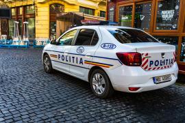 Maşină de poliţie parcată pe o stradă.