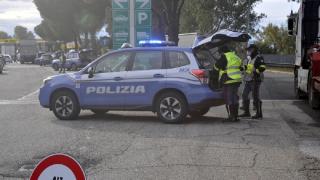Tânăr român, surprins desculț pe o autostradă din Italia, cu o borsetă furată pe umăr