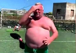 Un bătrânel din Italia se bucură ca un nebun după ce dă goluri. Chiar dacă nu are pătrăţele, el îşi scoate şi tricoul ca Ronaldo