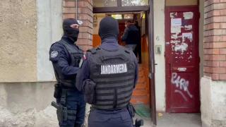 Doi angajaţi ai unei bănci ar fi luat 23 de milioane de lei din conturile unui fond privat de pensii. Zeci de percheziţii