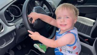 "A fost micul nostru miracol". Înmormântare în ploaie de lacrimi pentru un băieţel de 2 ani, înecat la piscină. Pe sicriu au aşezat o coroană de flori în formă de ursuleţ