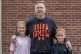 Un tată a leşinat în maşină, în faţa copiilor săi. Trei zile mai târziu s-a trezit în spital şi a aflat că cei mici i-au salvat viaţa