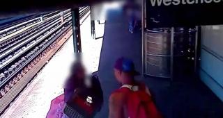 Momentul dramatic în care un tânăr împinge o femeie pe șinele de metrou, în Bronx. Poliția din New York a publicat imaginile atacului