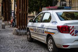 Maşină de poliţie parcată pe o stradă.