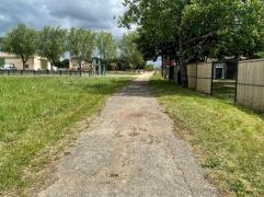 O adolescentă de 13 ani, găsită moartă pe un drum public, în spatele școlii unui sat. Tânăra din Franța fusese înjunghiată