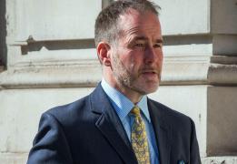 Un politician a demisionat din Guvernul britanic, după ce ar fi pipăit doi bărbaţi într-un club privat: „Am băut mult prea mult"