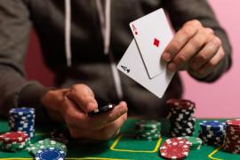 Un jucător de poker s-a calificat la Campionatul Mondial în timp ce dormea