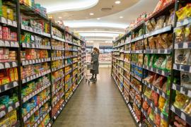 Dosar penal pentru că i-a fost foame. Un sucevean este cercetat pentru tentativă de furt calificat după ce a mâncat două iarturi, o roşie şi o pâine dintr-un magazin