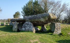 Unul dintre mormintele din legenda Regelui Arthur al Angliei, excavat pentru prima data