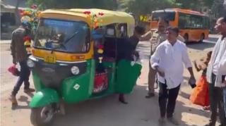 Şocul de care au avut parte poliţiştii indieni când au oprit un Tuk Tuk: 27 de oameni au coborât din micuţul vehicul ce poate transporta doar 6 persoane