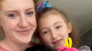 Fetița alături de sora ei mai mare