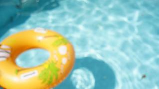 Morţi învăluite în mister: O bunică şi nepotul său de doar opt luni, găsiţi fără viaţă într-o piscină, în Franţa. Nimeni nu ştie ce s-a întâmplat