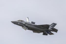 Antrenamente cu aeronave militare care survolează Capitala. Piloții români se pregătesc pentru Ziua Aviației