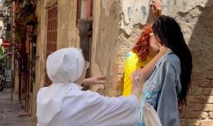 Sărutul pasional a două fotomodele din Italia, întrerupt de o călugăriţă: "Ăsta e lucrul diavolului"