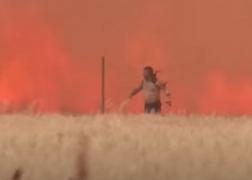 VIDEO. Un bărbat iese cu hainele în flăcări din mijlocul unui incendiu în Spania. Era pe un excavator când a fost înghițit de foc