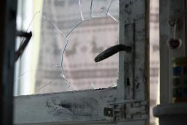 Femete agresată de un tânăr în propria casă