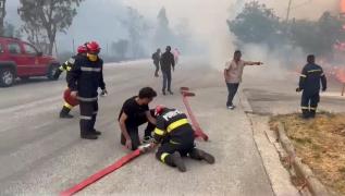 Pompierii români intervin la stingerea unui incendiu din nord-estul Atenei