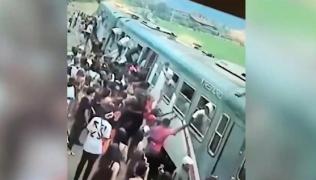 Imagini șocante într-o gară din Italia, după o noapte în club. Zeci de tineri au luat cu asalt un tren şi au intrat pe geamuri, pentru a evita plata biletului