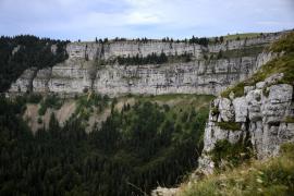 O mamă s-a aruncat de pe o stâncă împreună cu cei doi copii ai ei, de 2 și 4 ani. Tragedie la Creux du Van, în Elveția