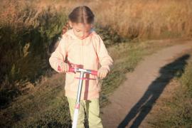 O fetiţă de 4 ani şi-ar putea pierde vederea după ce a căzut cu trotineta, în drum spre grădiniţă. Mama ei, martoră la accident