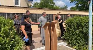 O bătaie între un ierarh al Patriarhiei Moscovei și un preot ucrainean, filmată în Vinița, la înmormântarea unui soldat căzut pe front