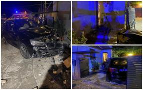 Şi-a distrus BMW-ul ca să se răzbune pe soacră. Un bărbat din Timiş a intrat cu maşina direct în casa femeii