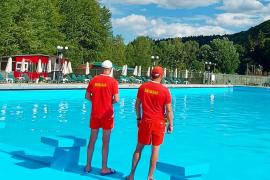 Bărbat mort la ştrand, în Piatra Neamţ. A fost scos fără viaţă, după ce doi salvamari l-au văzut pe fundul bazinului