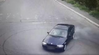 Un tânăr de 19 ani din Dâmbovița a rămas fără permis, după ce a făcut drifturi în zona Calului Bălan din Buftea, chiar în fața camerelor de supraveghere