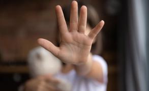 Fetiţă cu palma îndreptată înainte, fundal blurat