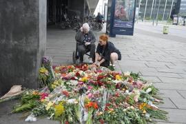 Altar de flori în faţa mall-ului în care a avut loc atacul