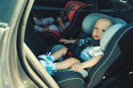 Gemeni de 1 an și 3 luni, blocaţi într-un autoturism din Focşani,