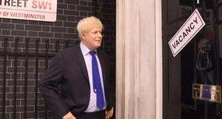 O statuie de ceară a lui Boris Johnson, depusă în faţa unei agenţii de căutare de locuri de muncă din Anglia